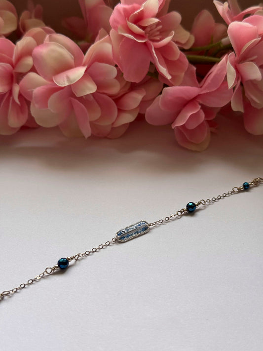 Bracelet Harmonie fin avec perles bleu foncé et breloque rectangulaire bleue.