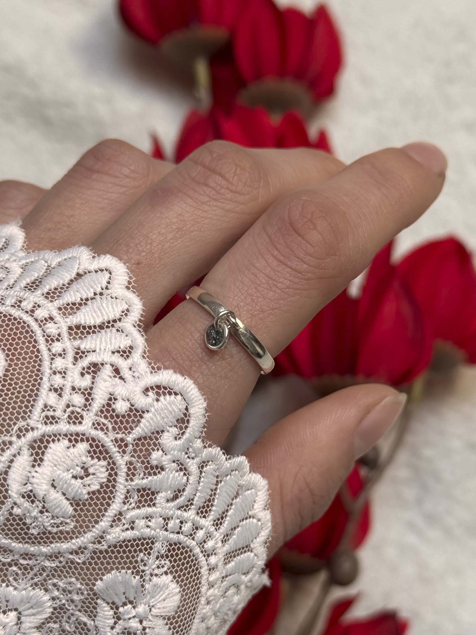 Bague souvenir Nuit précieuse en argent 925 portée - bijou souvenir poils de chien chat crins de cheval cendres animales - Les Bijoux Étoilés