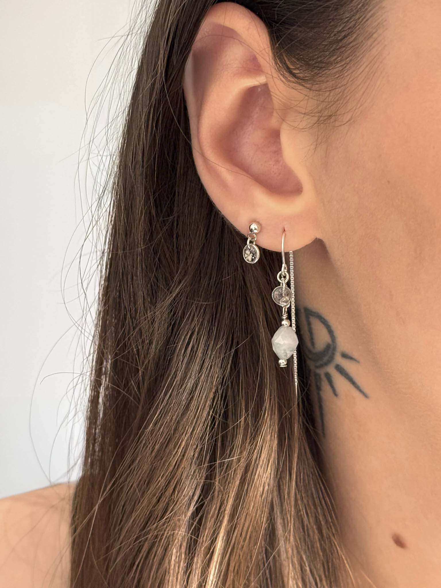 Boucles d'oreilles souvenir Empreinte d'Orion en argent 925 portées - bijou souvenir poils animaux cendres fait main - Les Bijoux Étoilés