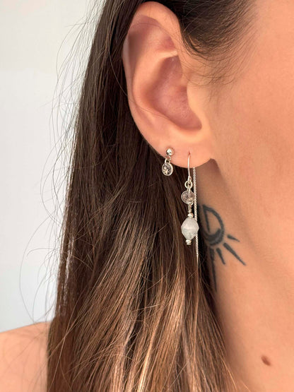 Boucles d'oreilles souvenir Empreinte d'Orion en argent 925 portées - bijou souvenir poils animaux cendres fait main - Les Bijoux Étoilés