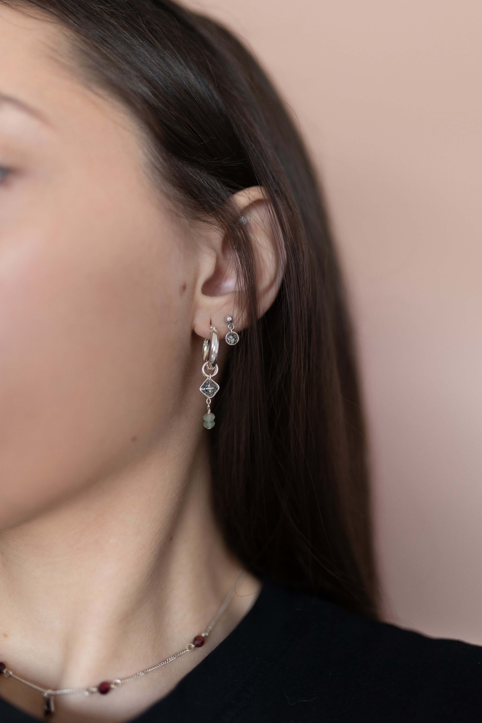 Boucles d'oreilles souvenir Petite étoile en argent 925 portées - bijou souvenir poils animaux cendres fait main - Les Bijoux Étoilés
