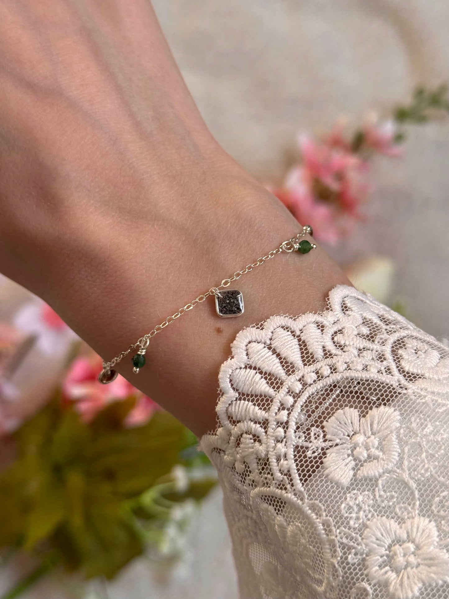 Bracelet Céleste en chaîne argentée avec perles vertes et pendentif carré