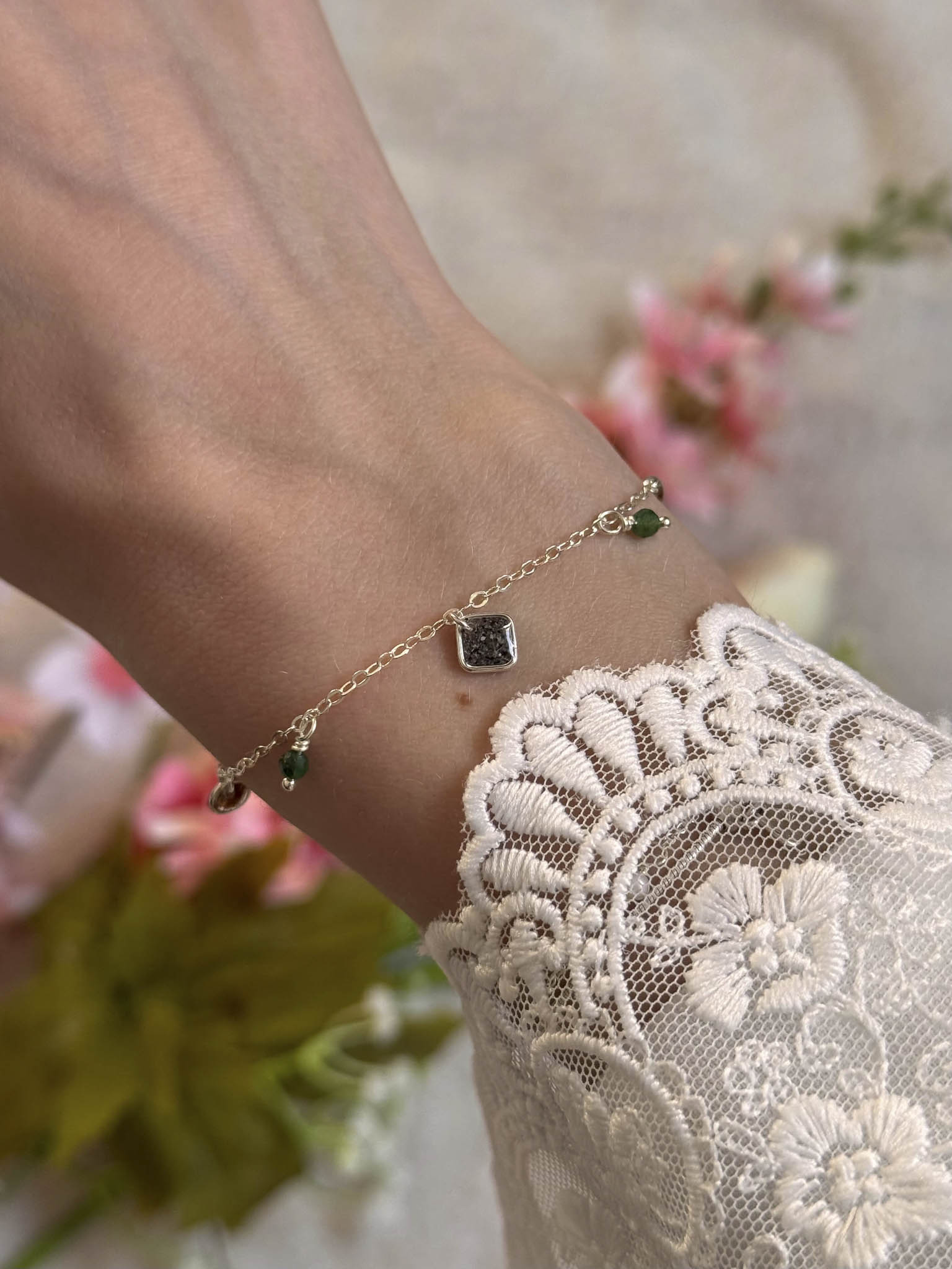 Bracelet Céleste en chaîne argentée avec perles vertes et pendentif carré