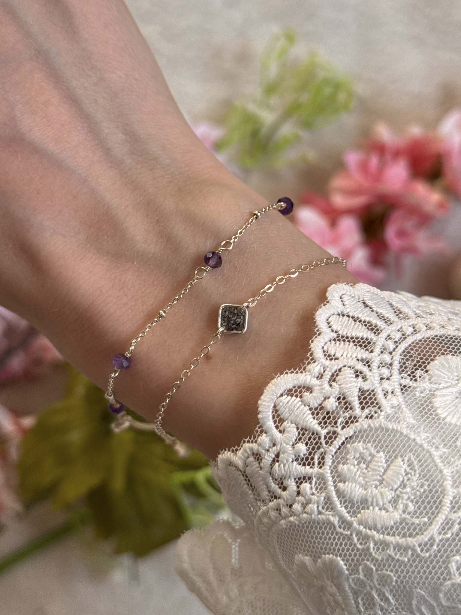 Bracelet Nébuleuse : bracelet chaîne dorée, perles violettes et petit carré sombre