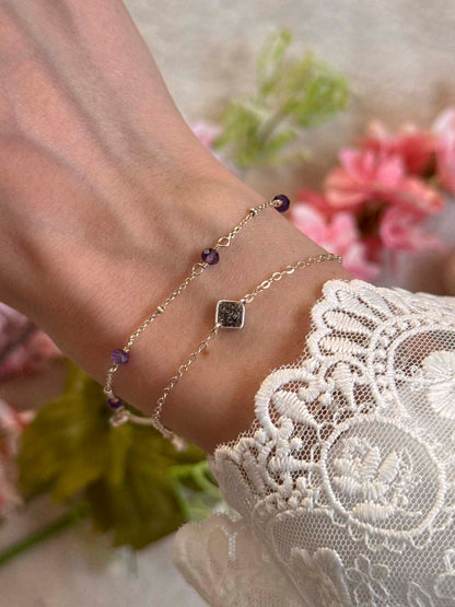 Bracelet Nébuleuse : bracelet chaîne dorée, perles violettes et petit carré sombre