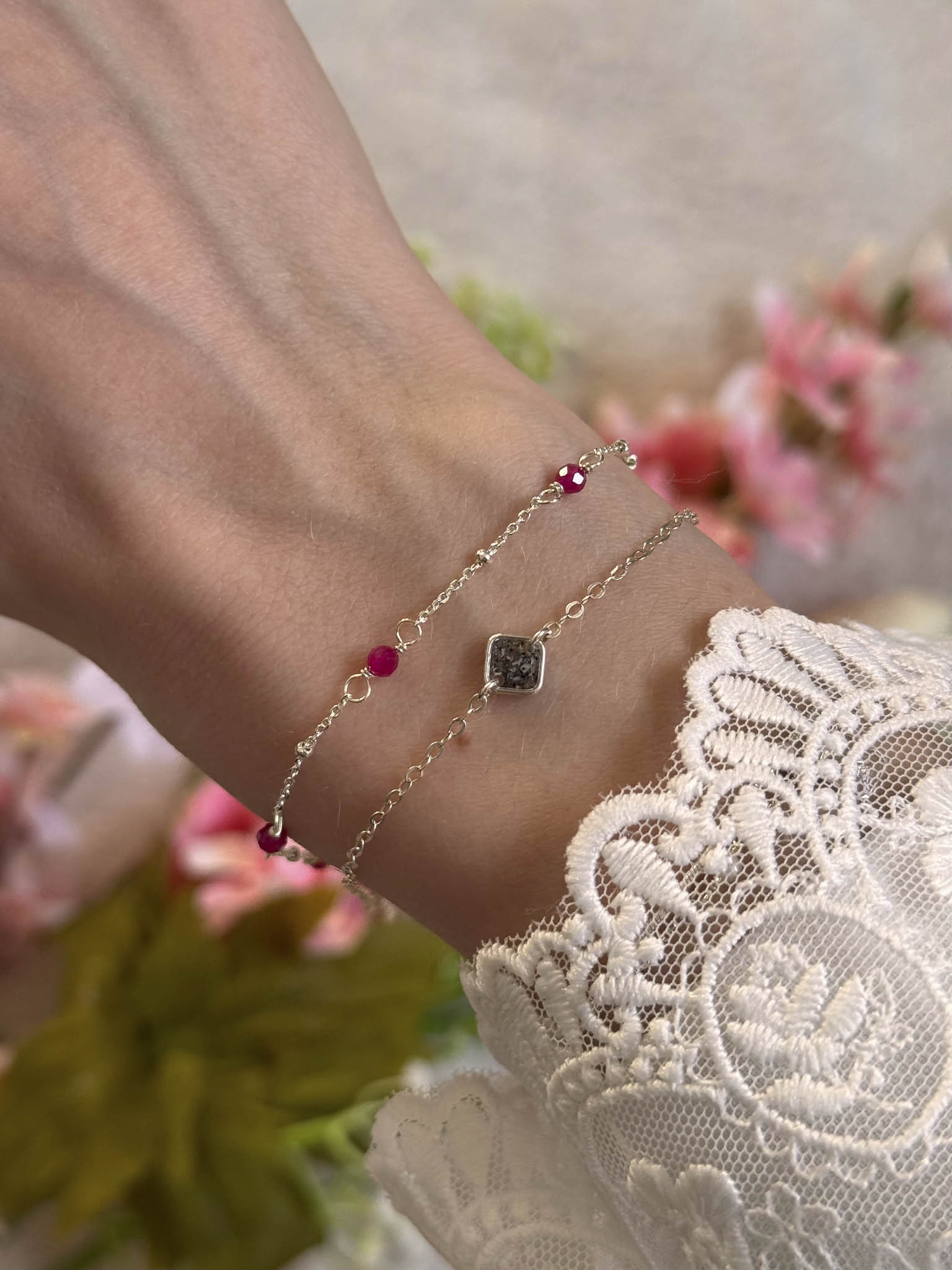 Bracelet Nébuleuse : chaîne dorée avec perles violettes et pendentif noir