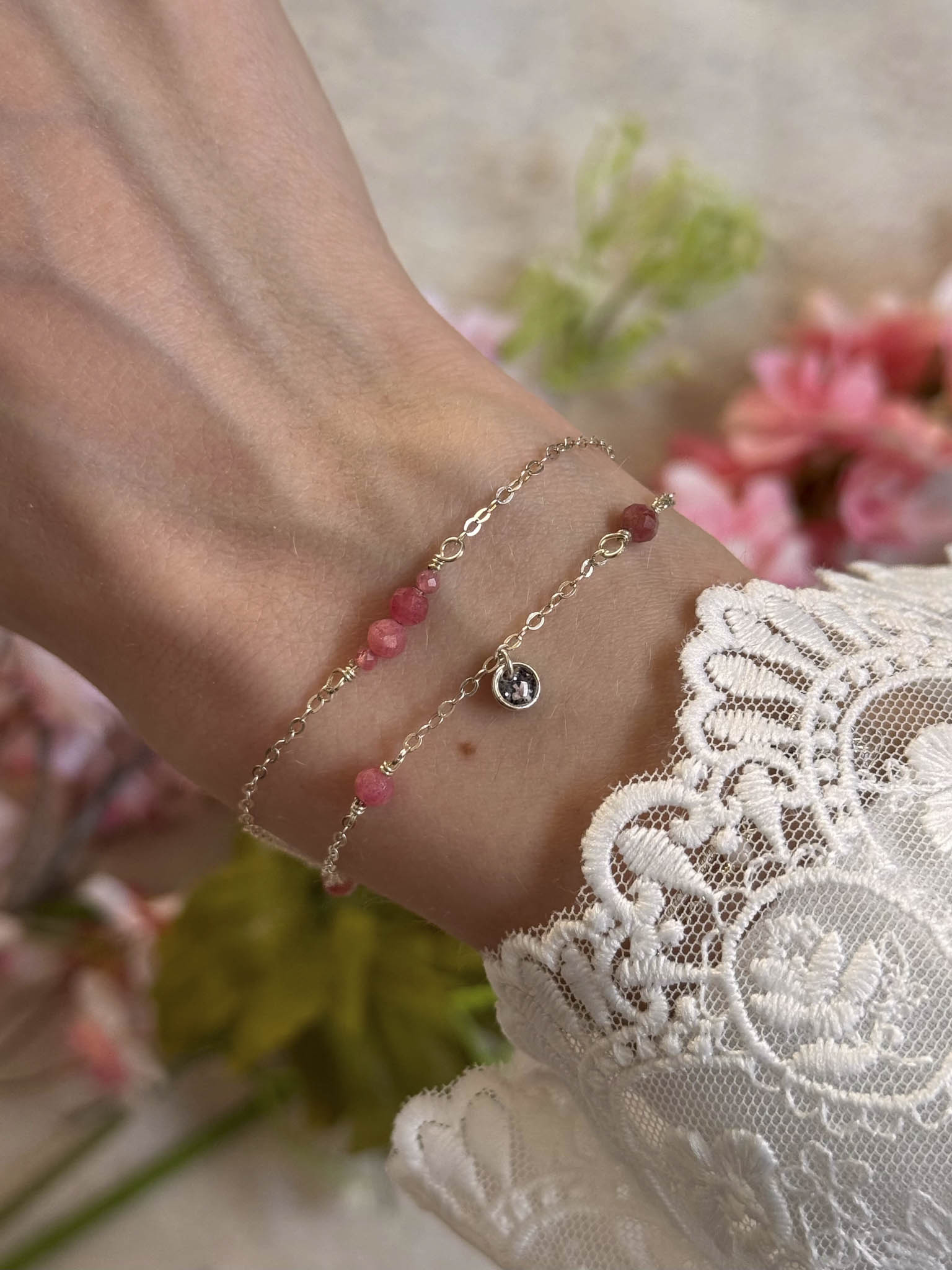 Bracelet argenté avec perles rouges et pendentif cœur strass