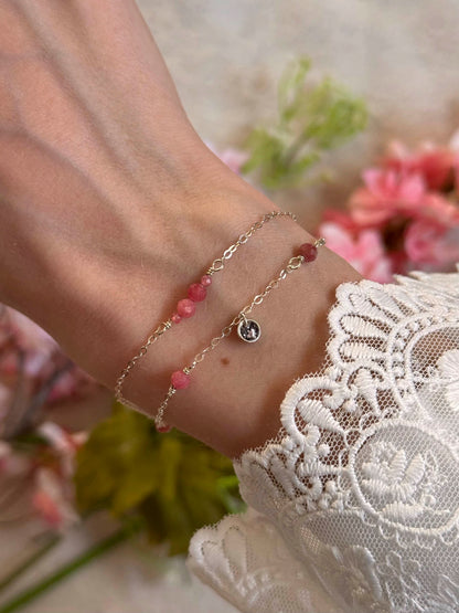 Bracelet argenté avec perles rouges et pendentif cœur strass