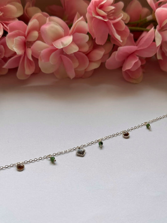 Bracelet Céleste allongé : pendentifs alternés carrés et médaillons, perles vertes