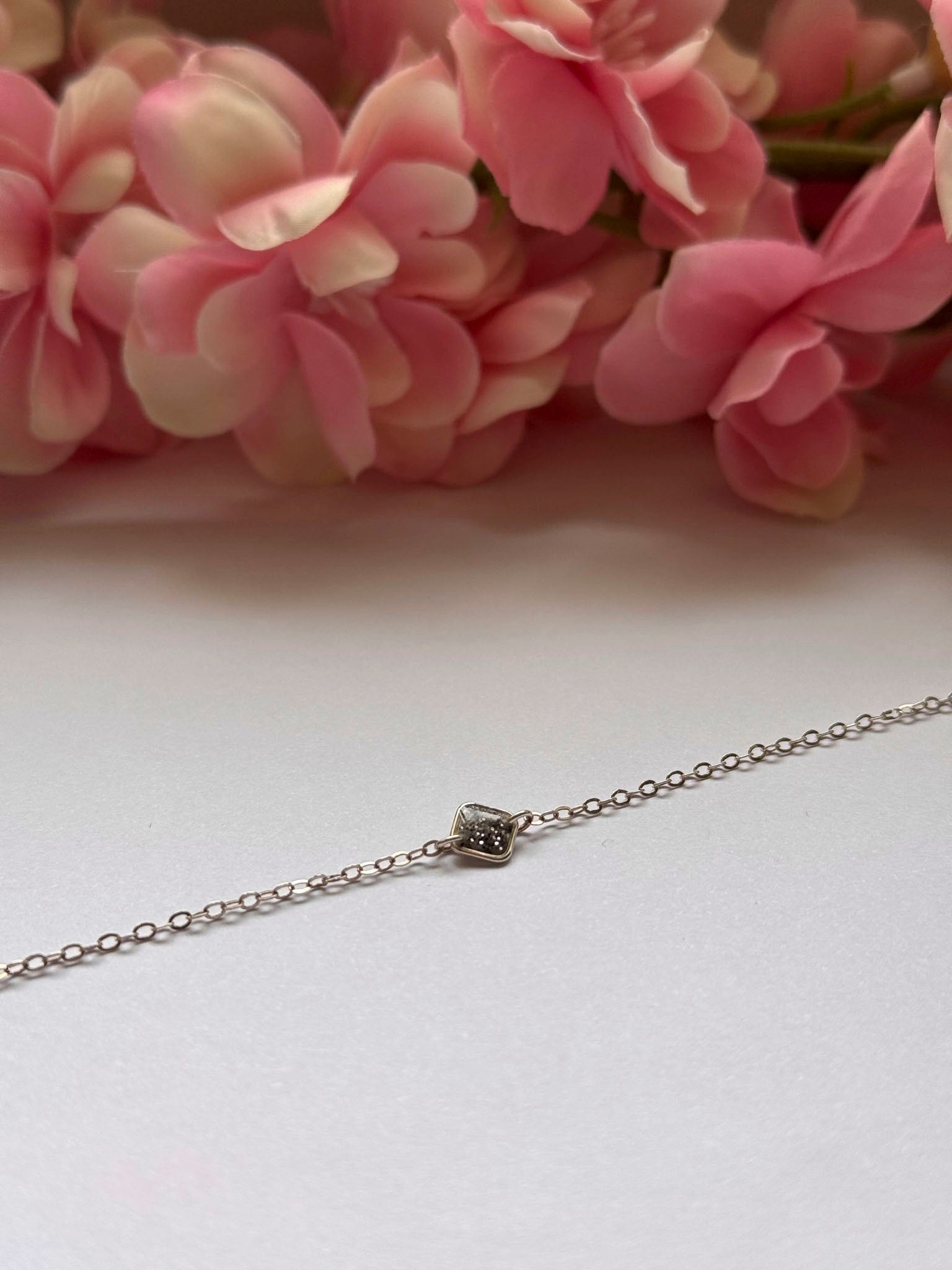 Bracelet Soleil : chaîne fine dorée avec petit pendentif carré sombre