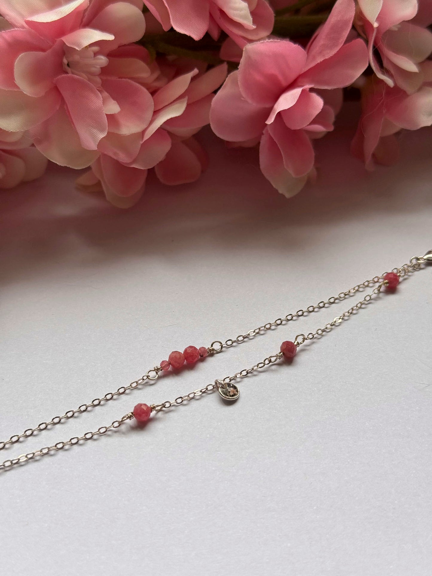 Bracelet chaîne fine, perles rouges et pendentif cœur