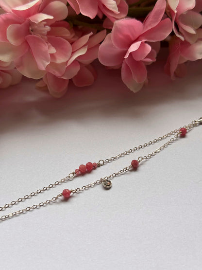 Bracelet chaîne fine, perles rouges et pendentif cœur