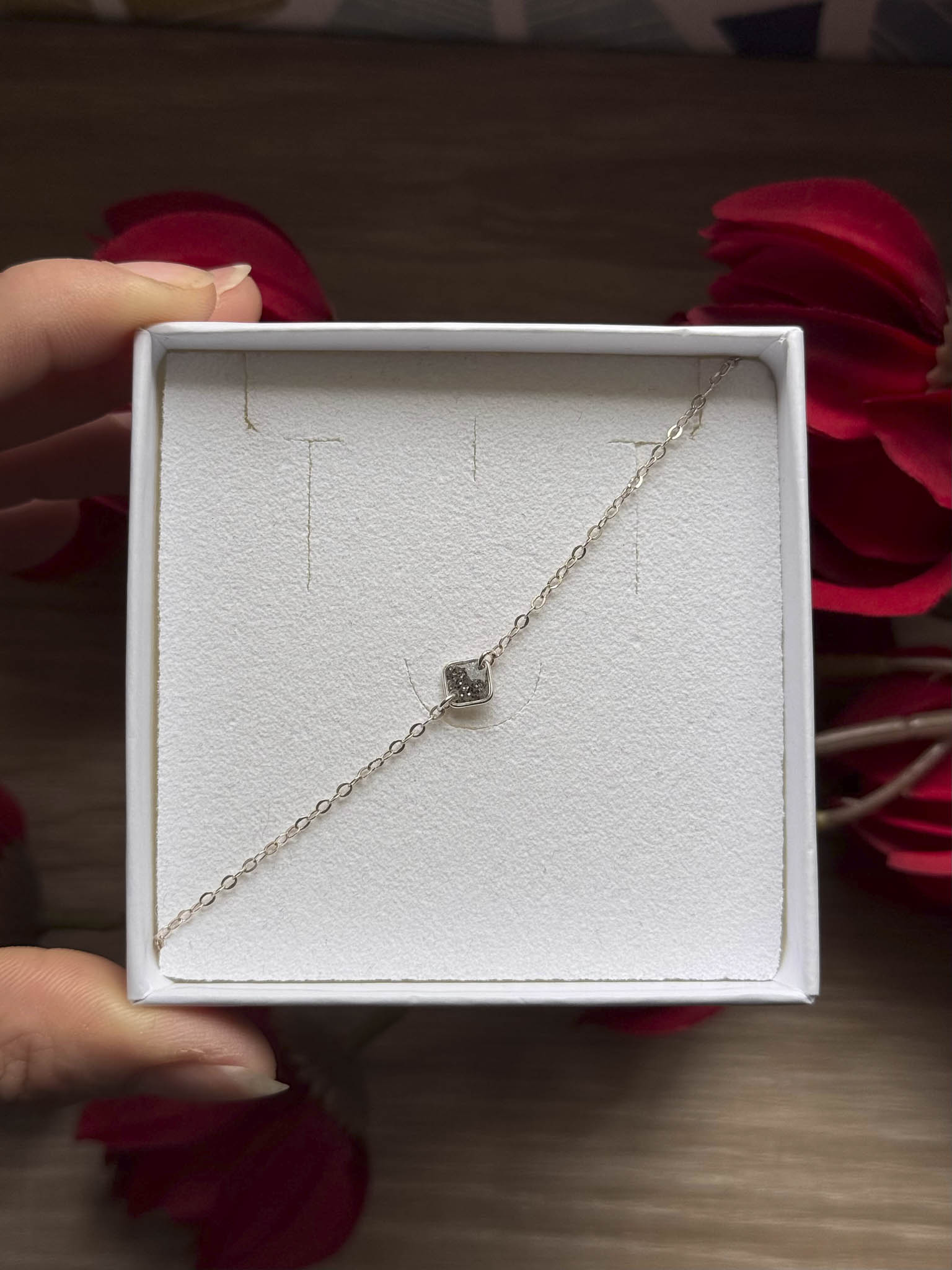 Bracelet Soleil sur boîte blanche, chaîne dorée et pendentif carré texturé