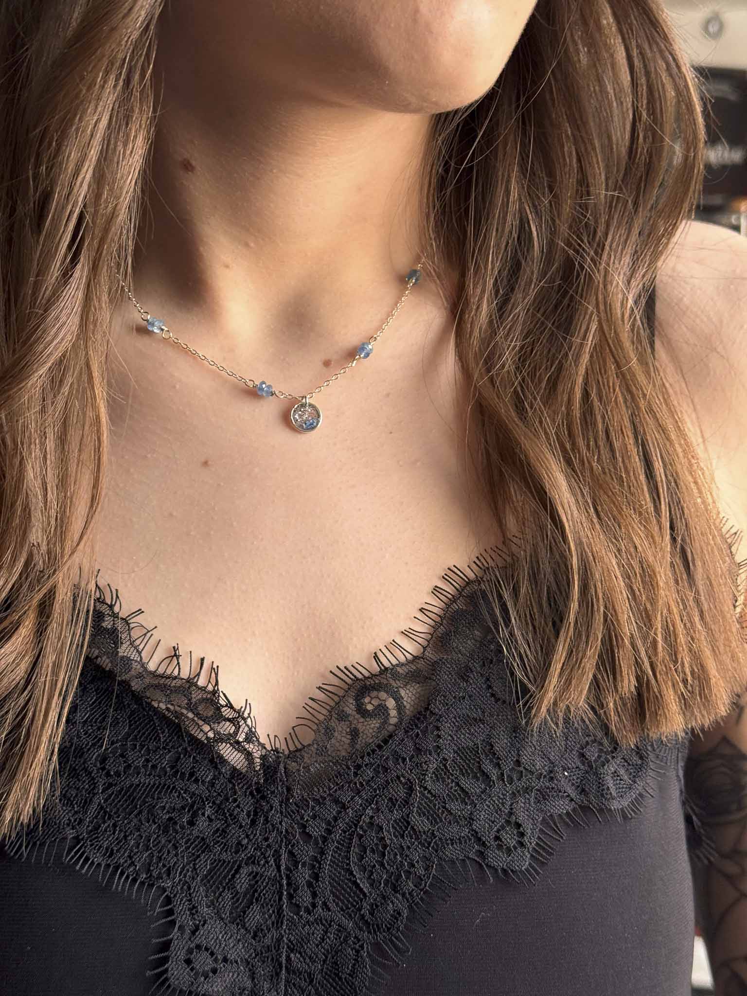 Collier Éclipse à chaîne dorée, pendentif rond avec pierre bleue et rocailles bleues