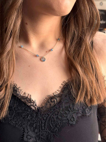 Collier Éclipse à chaîne dorée, pendentif rond avec pierre bleue et rocailles bleues