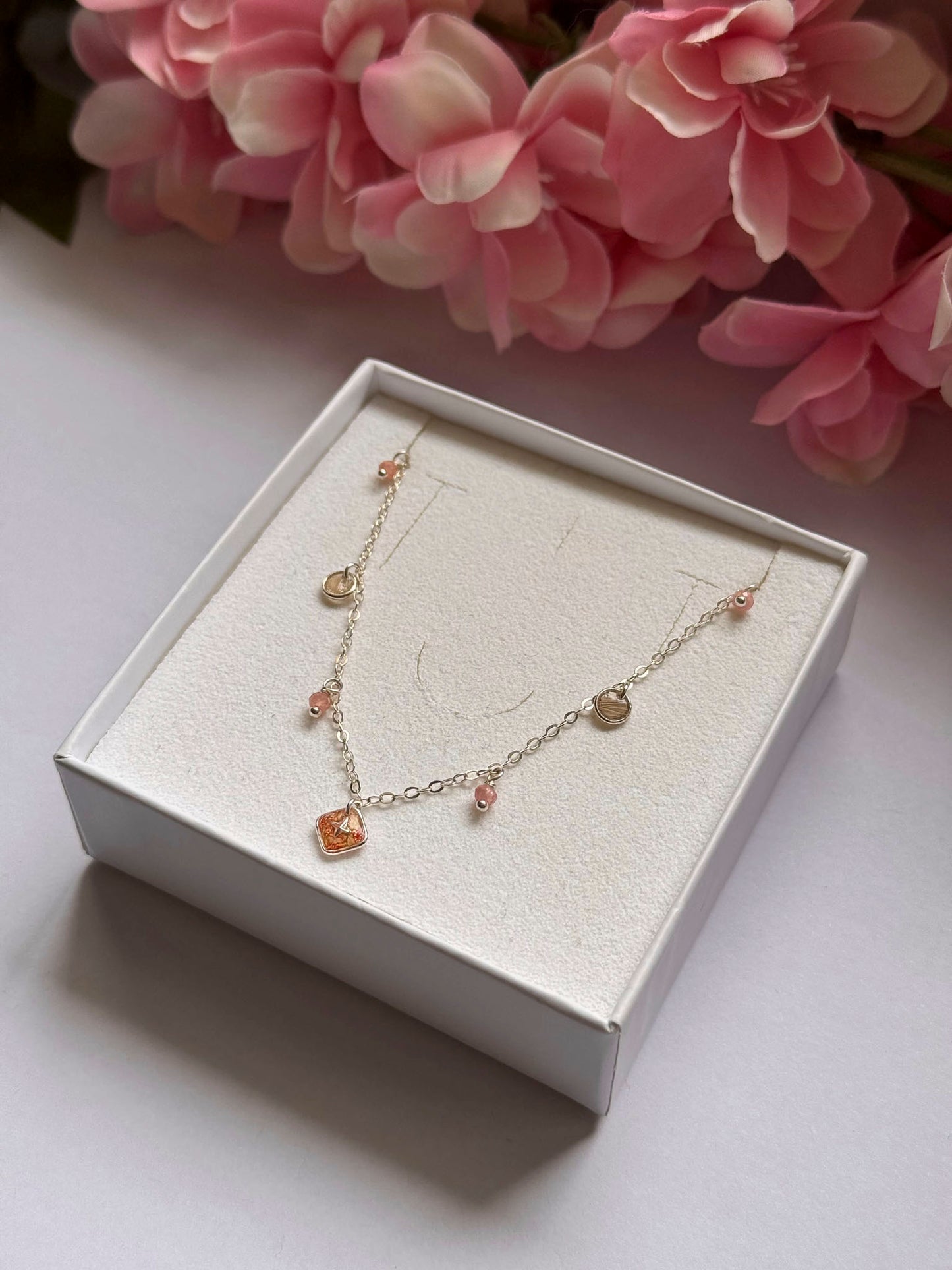 Collier Céleste en boîte blanche, chaîne dorée avec breloques et cœur