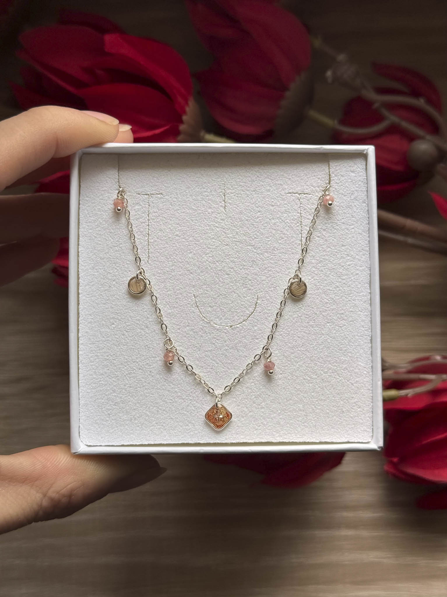 Collier Céleste en boîte, chaîne dorée et pendentif cœur orange, breloques