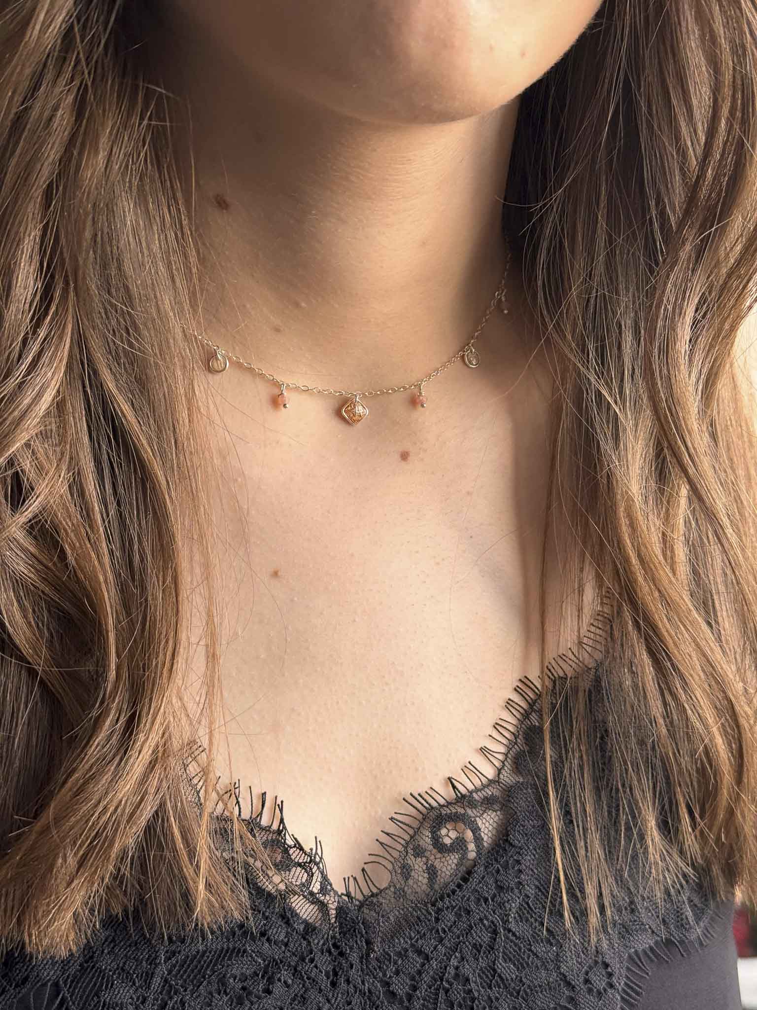 Collier Céleste en chaîne dorée avec pendentifs ronds et petits breloques