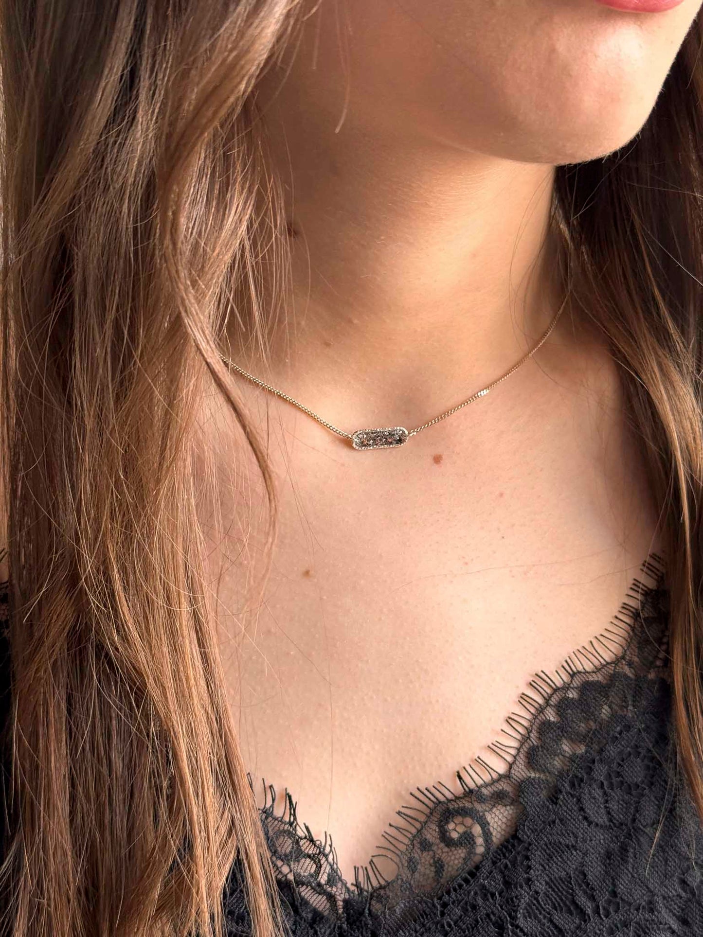 Collier fin argenté avec pendentif rectangulaire scintillant et chaîne délicate