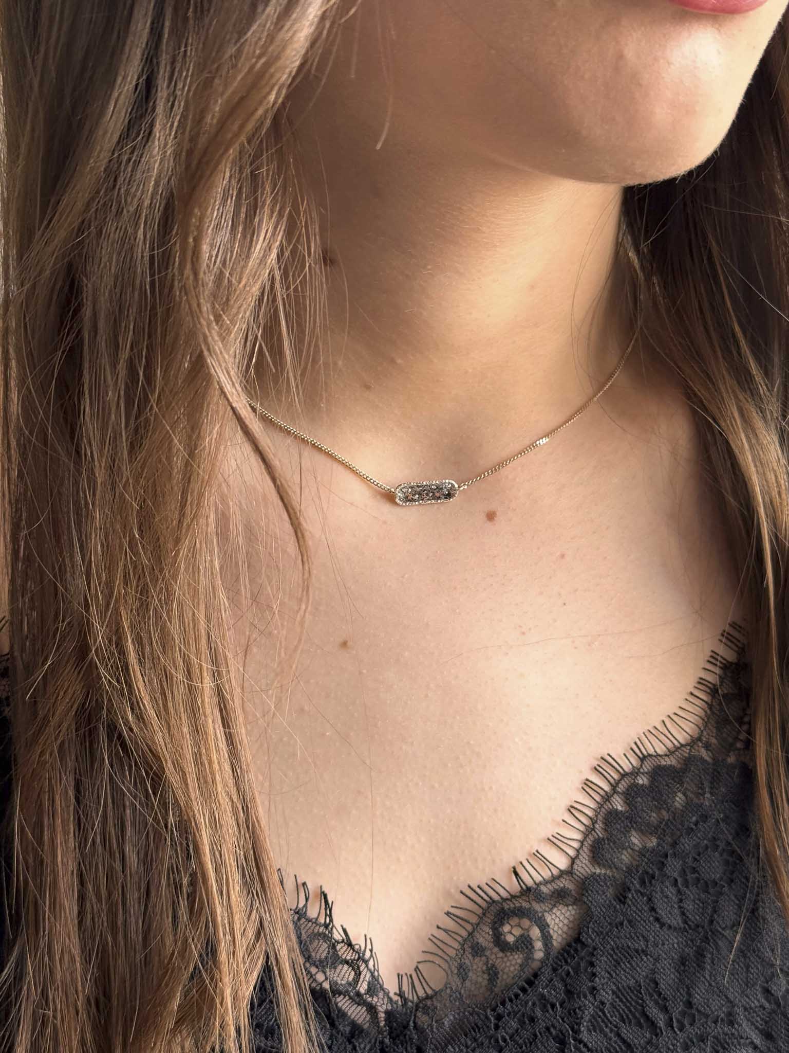Collier fin argenté avec pendentif rectangulaire scintillant et chaîne délicate