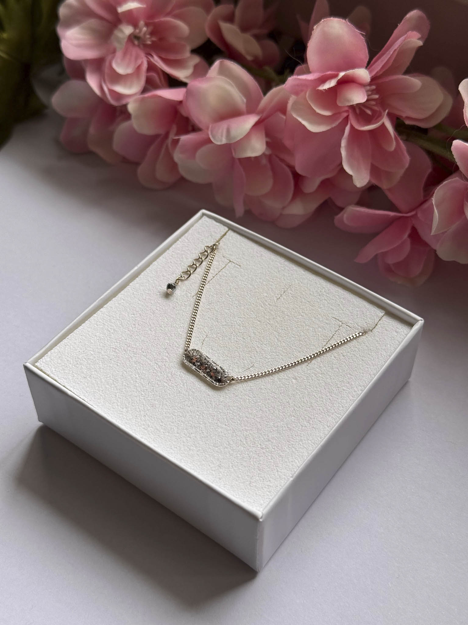 Collier argenté avec breloque et pendentif rectangulaire pavé sur chaîne fine
