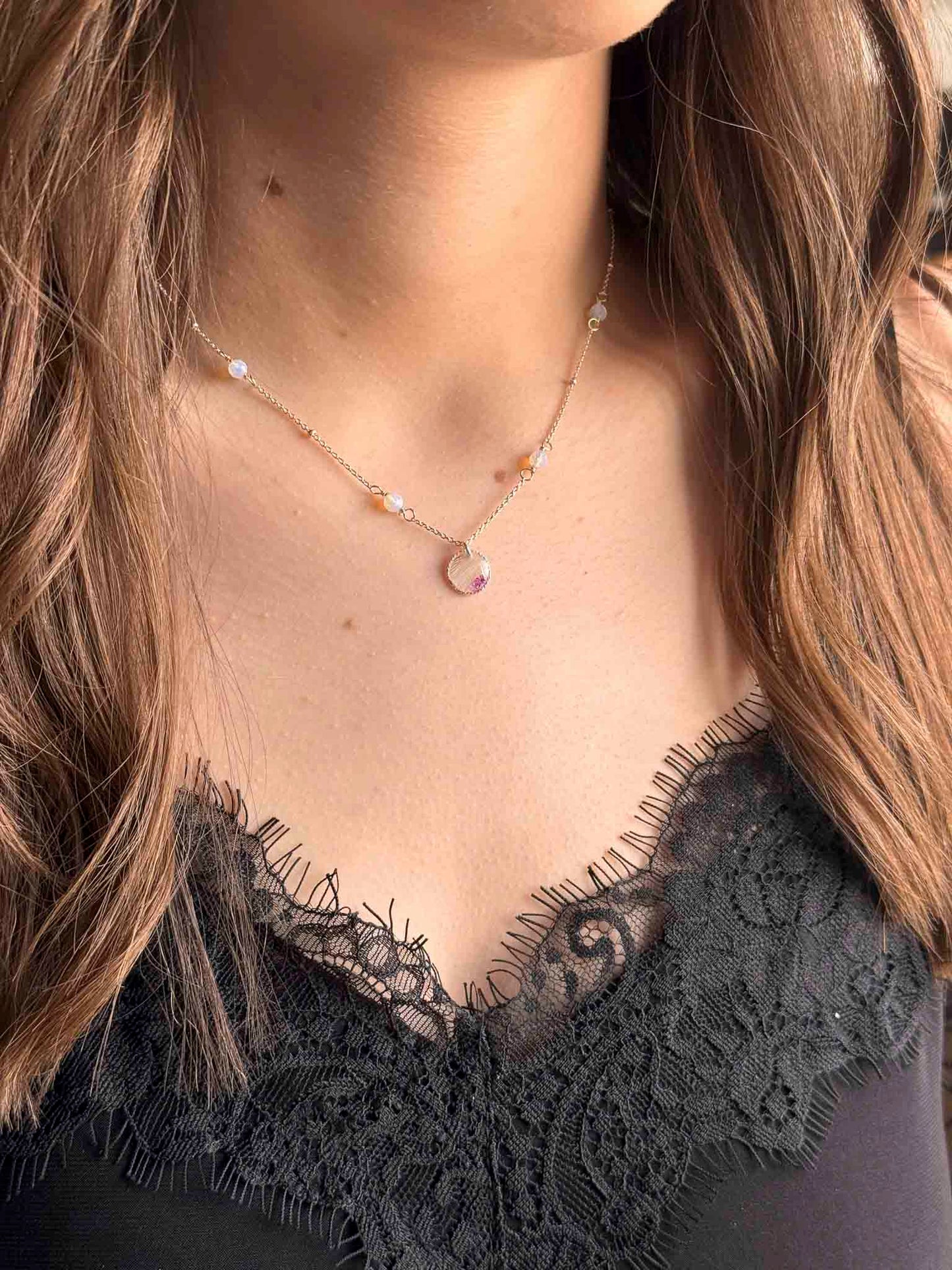 Collier Éclipse en chaîne fine dorée, pendentif rond avec pierre bleue et petites perles