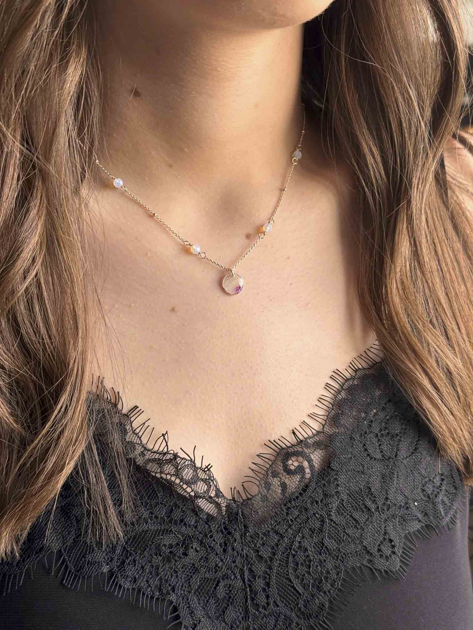 Collier Éclipse en chaîne fine dorée, pendentif rond avec pierre bleue et petites perles