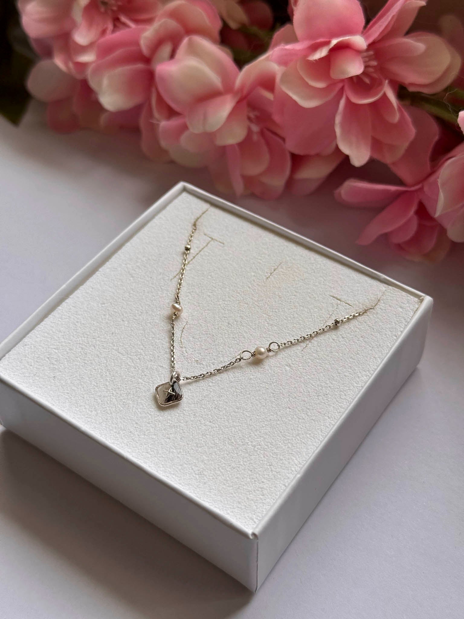 Collier Éclipse Solaire en écrin, chaîne dorée et pendentif en losange