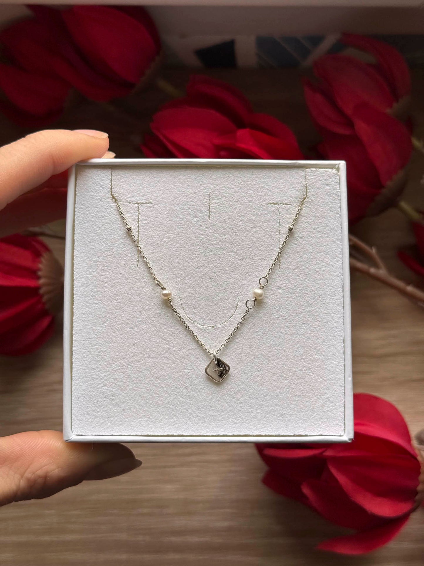 Collier Éclipse Solaire : chaîne dorée avec pendentif losange et petites perles