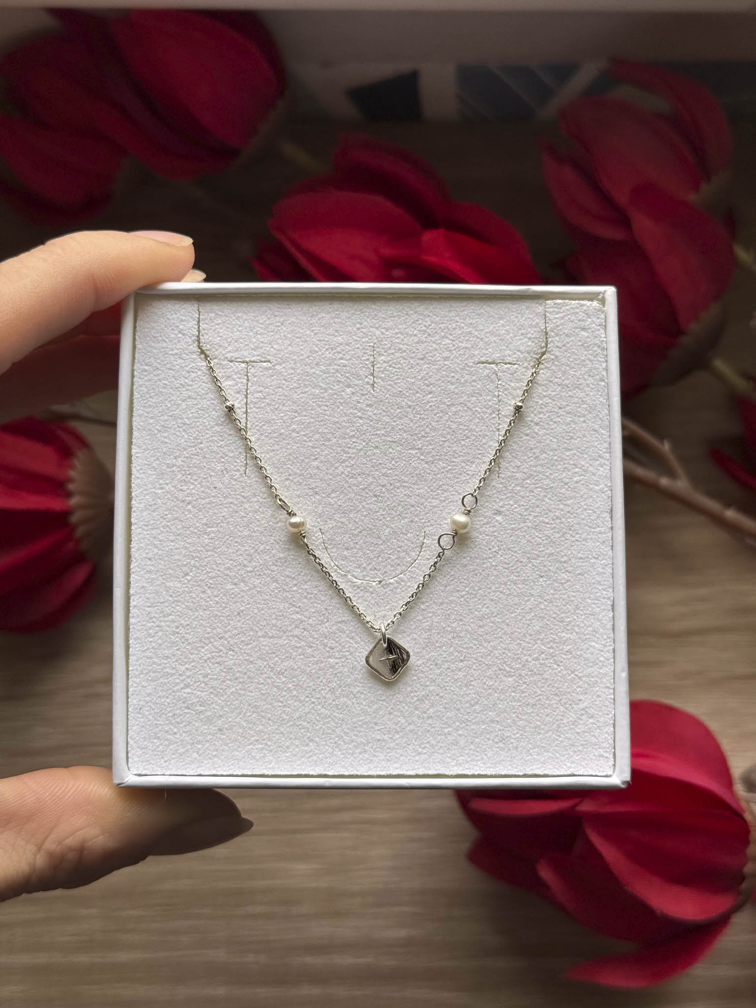 Collier Éclipse Solaire : chaîne dorée avec pendentif losange et petites perles
