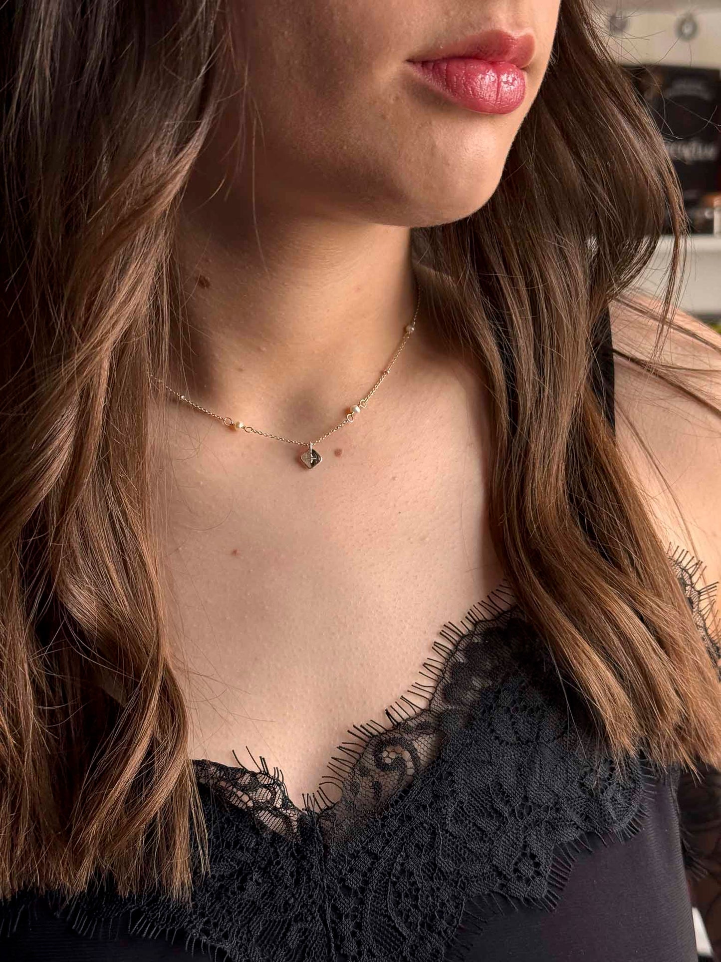 Collier Éclipse Solaire en chaîne dorée, pendentif en losange brillant