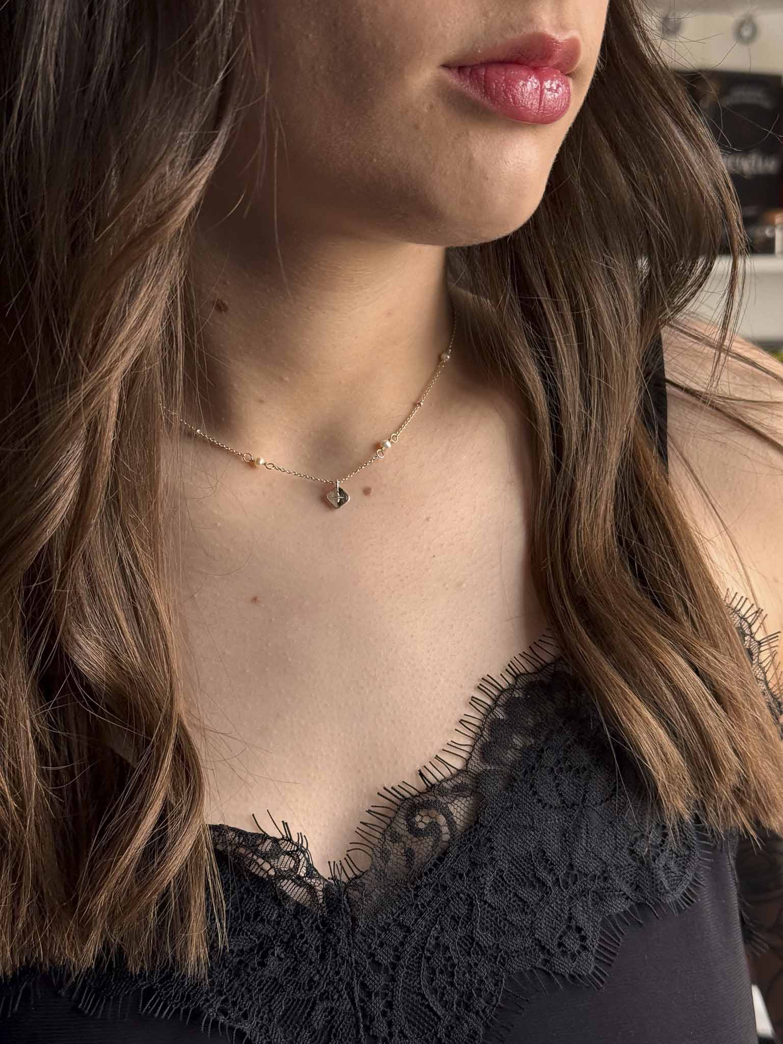 Collier Éclipse Solaire en chaîne dorée, pendentif en losange brillant