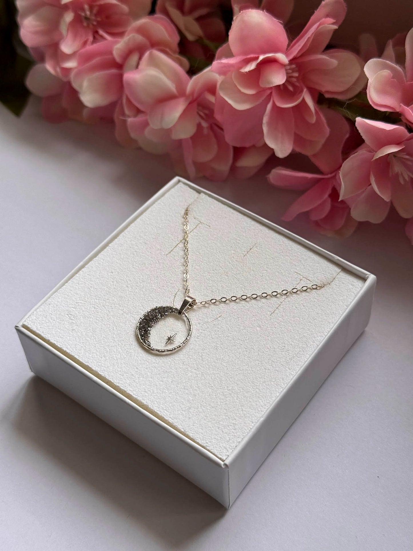 Collier souvenir Lune éternelle en argent 925 côté - bijou souvenir poils de chien chat crins de cheval cendres animales - Les Bijoux Étoilés