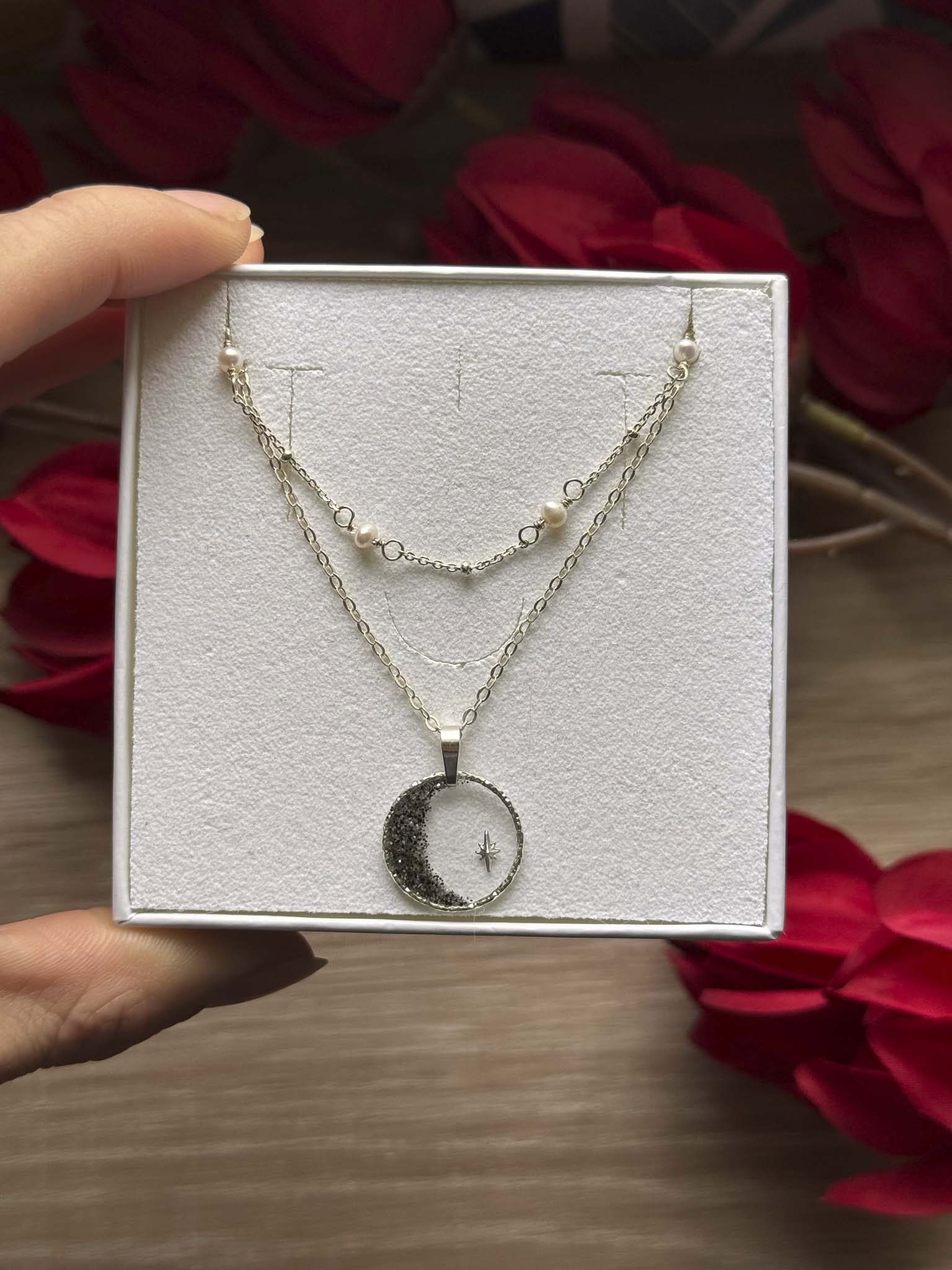 Collier Nébuleuse : double chaîne et pendentif rond argenté, breloques