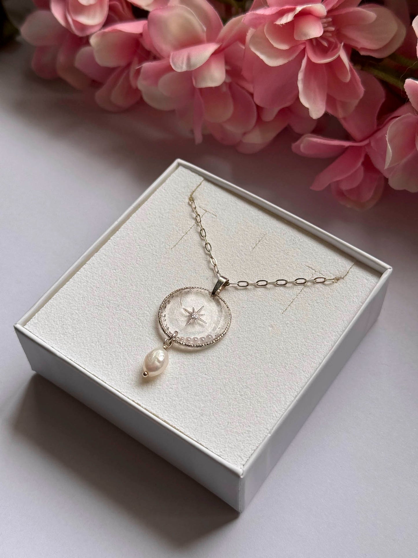 Collier perle de rosée dans écrin : pendentif rond nacré et perle goutte