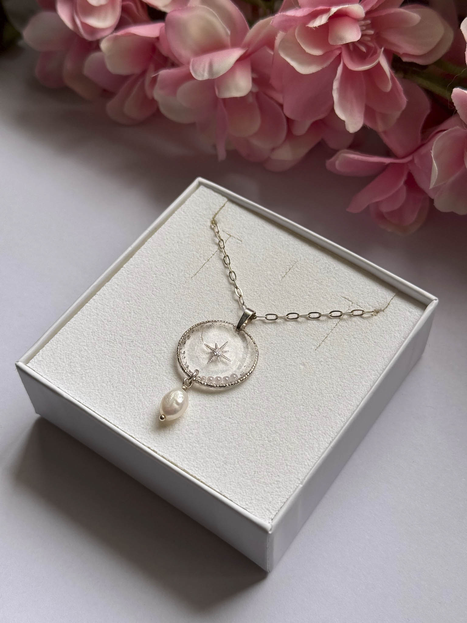 Collier perle de rosée dans écrin : pendentif rond nacré et perle goutte