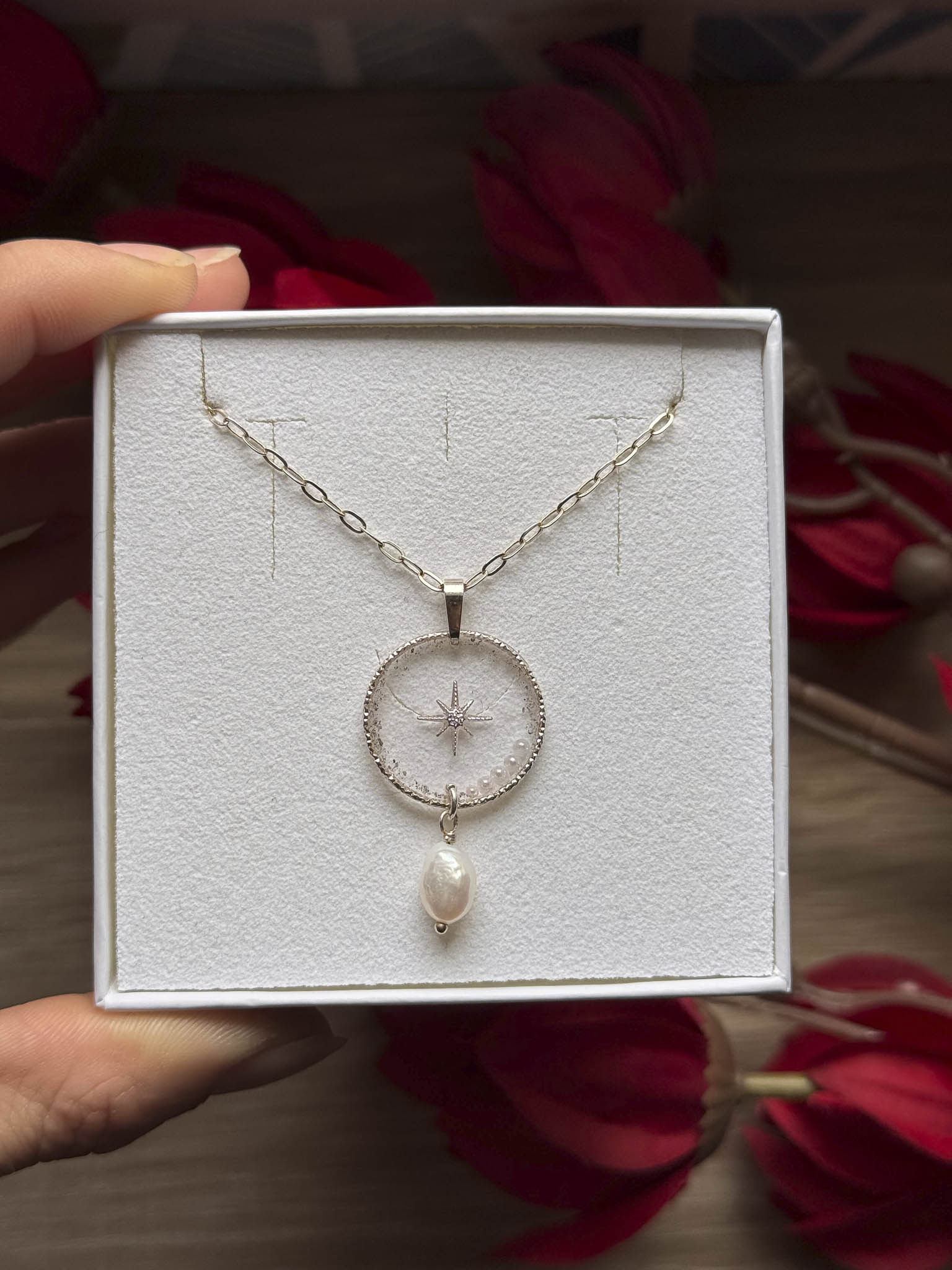 Collier à pendentif rond nacré, étoile gravée et perle pendante, chaîne fine