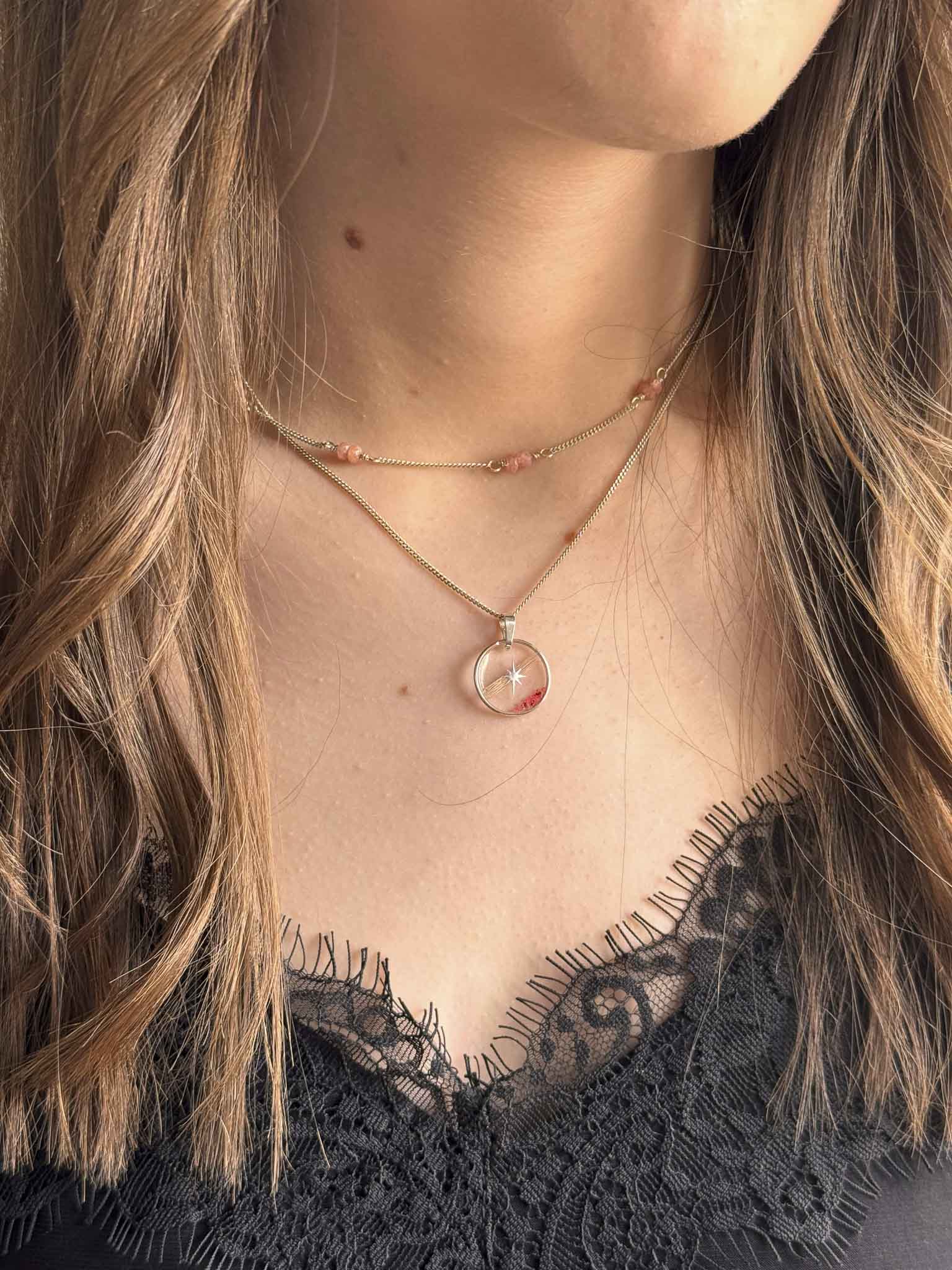 Collier Pluie d’étoile à pendentif rond argenté, perles roses et chaîne fine