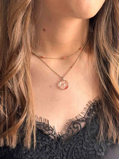 Collier Pluie d’étoile à pendentif rond argenté, perles roses et chaîne fine