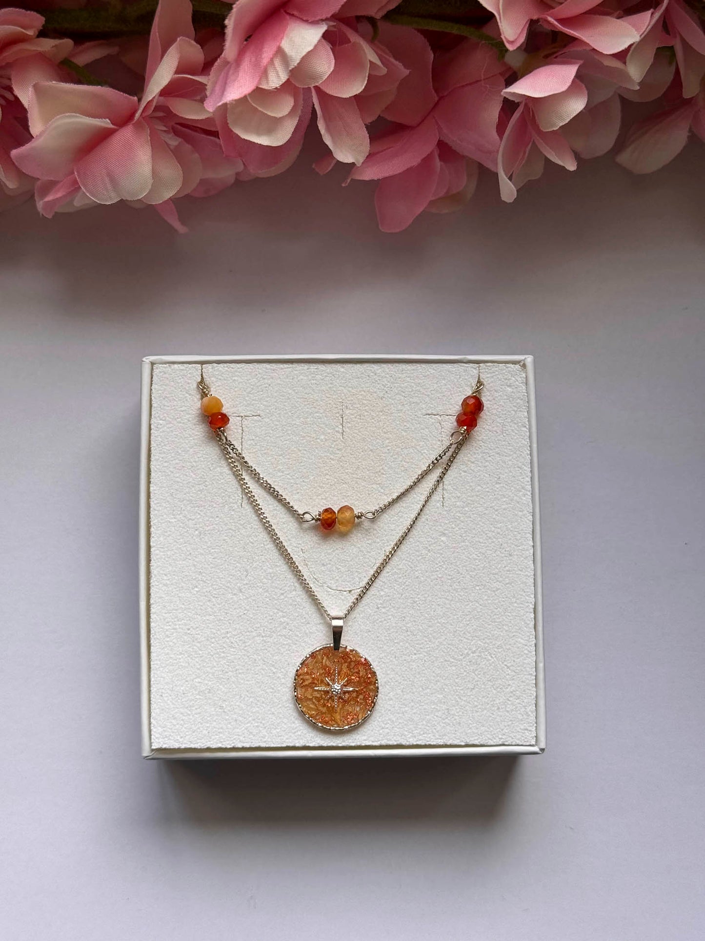 Collier Pluie d’étoile : pendentif rond strass doré et perles orange sur chaîne fine