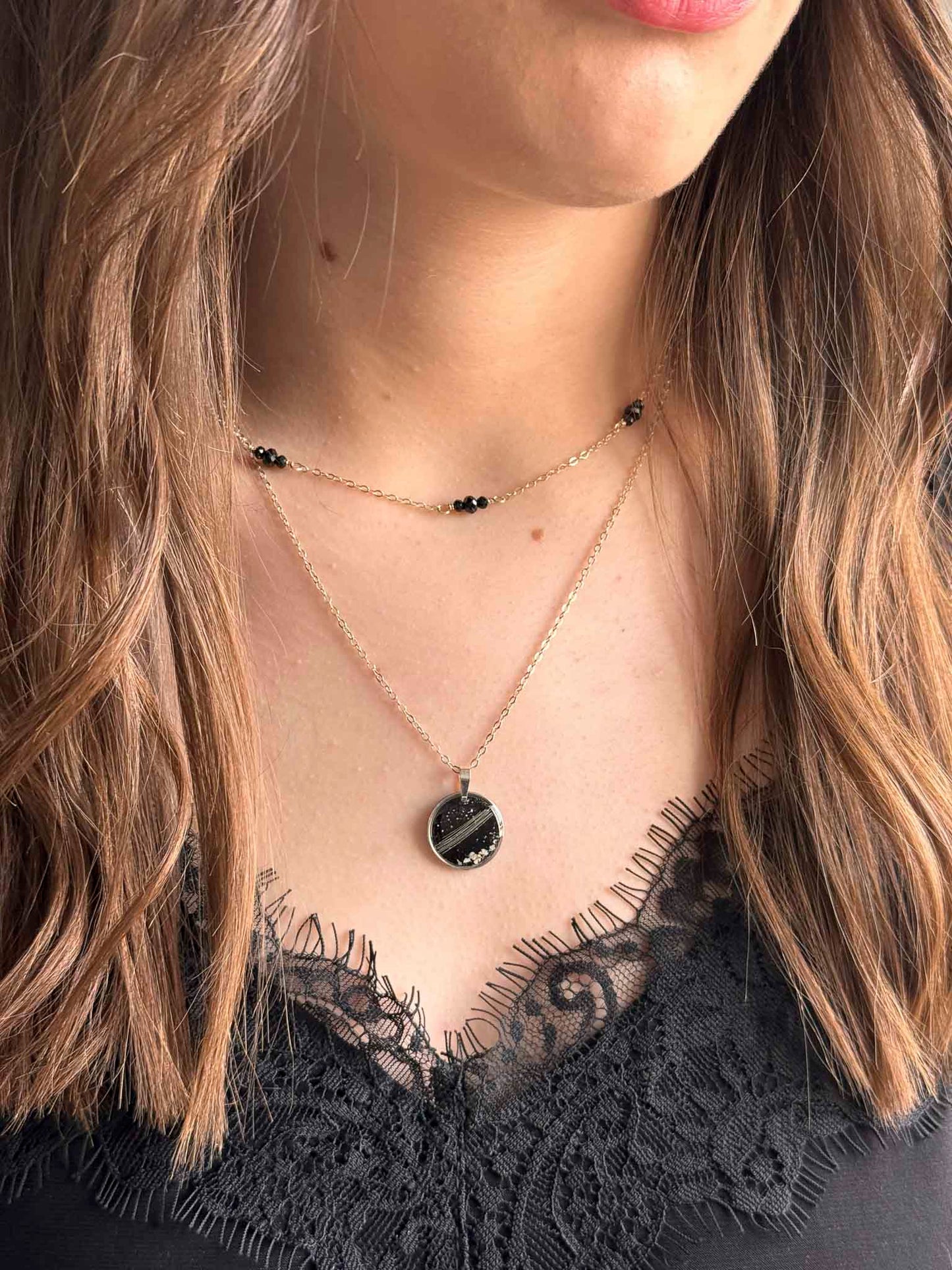 Collier Pluie d’étoile à pendentif rond noir, chaîne dorée et perles foncées