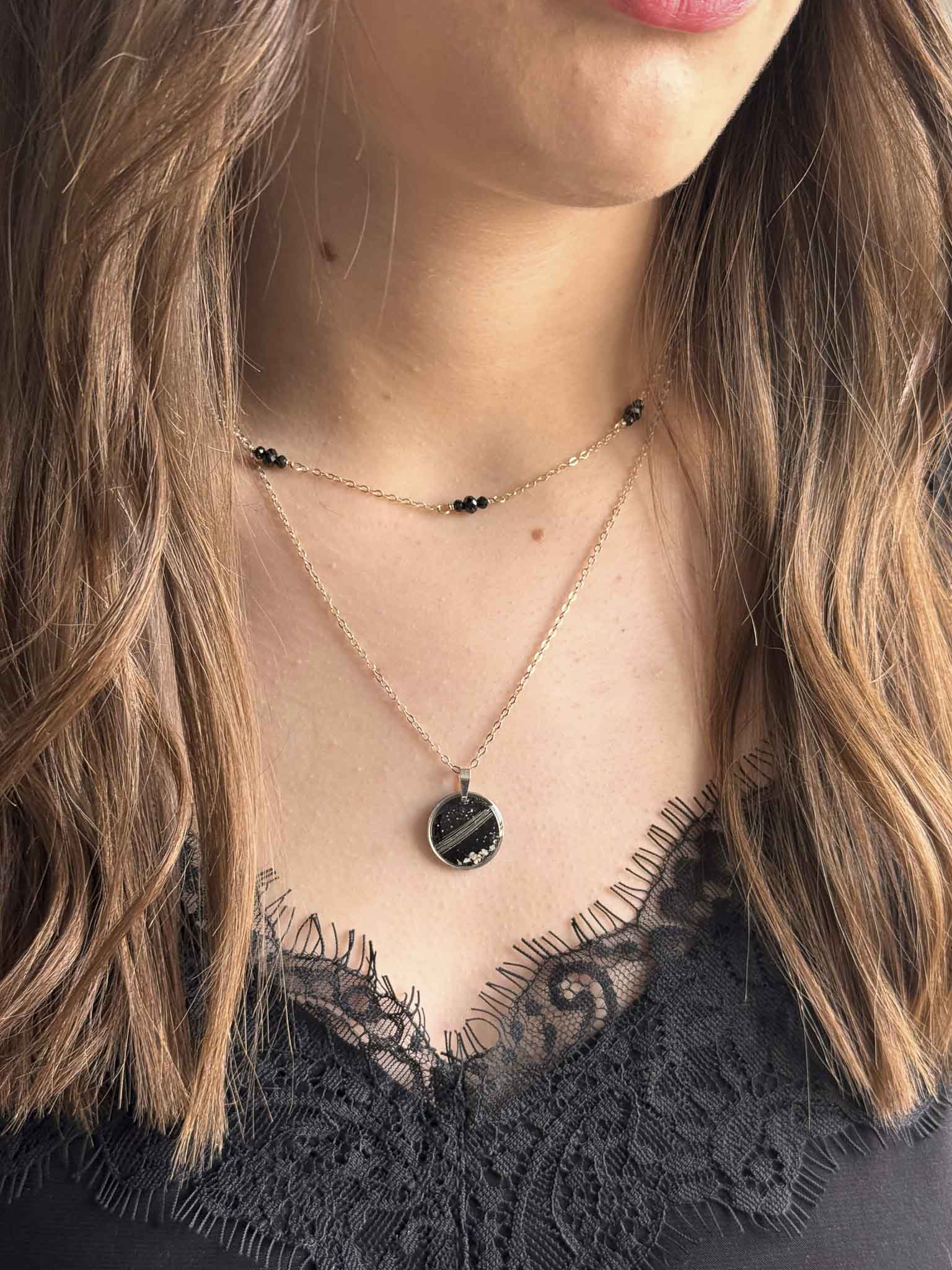 Collier Pluie d’étoile à pendentif rond noir, chaîne dorée et perles foncées