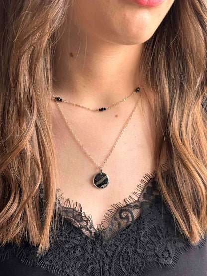 Collier Pluie d’étoile à pendentif rond noir, chaîne dorée et perles foncées
