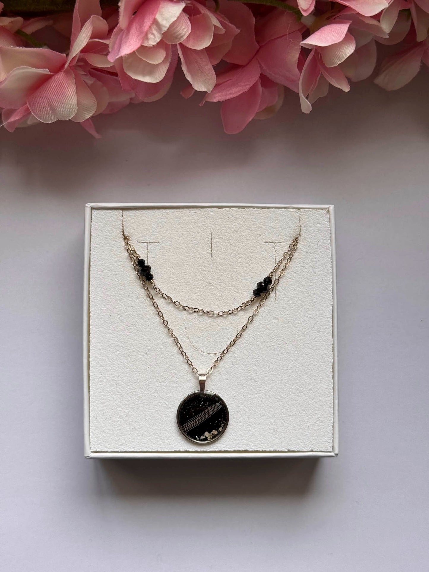 Collier Pluie d’étoile : pendentif noir rond sur double chaîne, perles noires