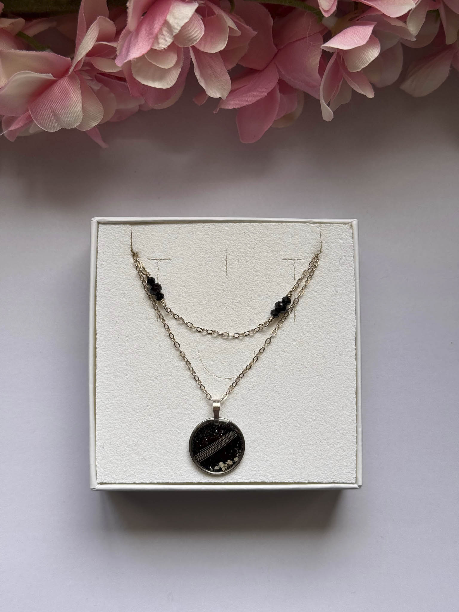 Collier Pluie d’étoile : pendentif noir rond sur double chaîne, perles noires