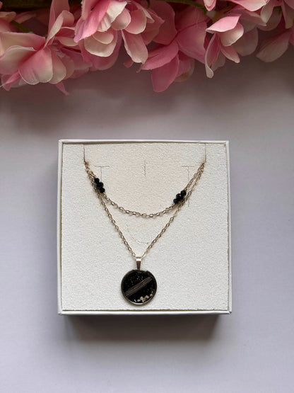 Collier Pluie d’étoile : pendentif noir rond sur double chaîne, perles noires